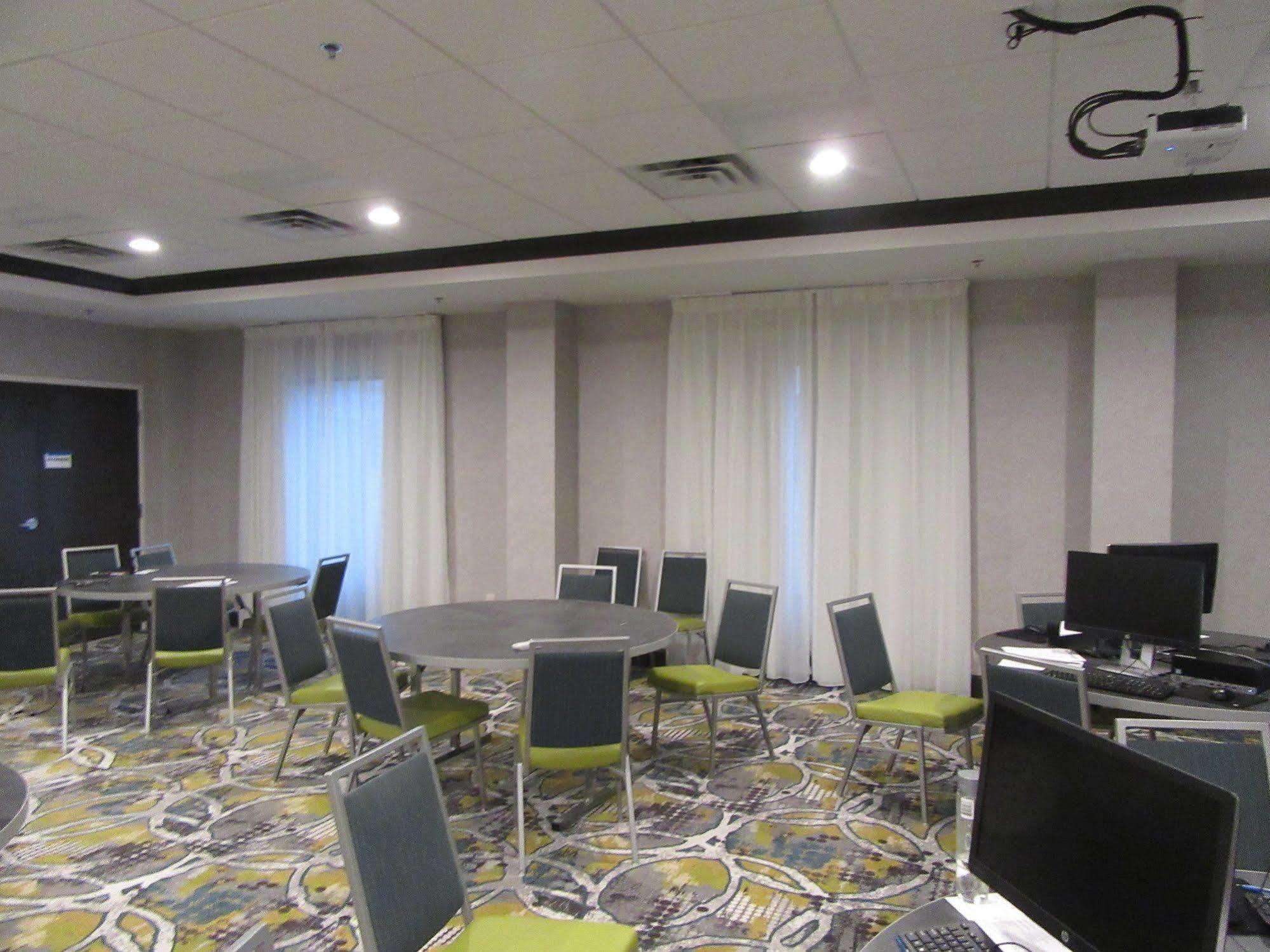 Hampton & By Hilton Knightdale Hotel 3*